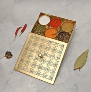 Récipient masala en métal avec 9 sections idéal pour l'organisation de la décoration de la cuisine des hôtels et des restaurants et des boîtes de rangement - Product Image 1
