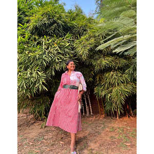 Ensemble jupe et chemise pour femme avec broderie de cœur rouge, tissu Oxford 100% coton, respirant, élégant, à porter au quotidien - Product Image 1