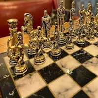 Ensemble de jeu d'échecs en métal de luxe plaqué argent poli pièces d'échecs en métal de table Design en marbre Base Top tendance