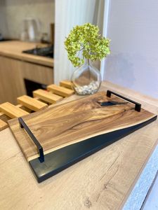 Plateau fonctionnel en bois avec un dessus lisse et un attrait rustique idéal pour les repas décontractés, les collations ou la décoration d'entrée - Product Image 4
