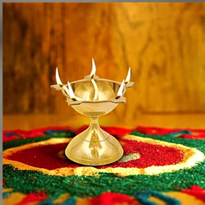 Lámpara Diya de latón tradicional adornada con un borde festoneado en un pedestal escalonado, para rituales Pooja, disponible al por mayor - Product Image 6