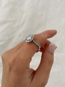 Diseño de lujo 18K Oro sólido Redondo Corte brillante Solitario Laboratorio Crecido Anillos de diamantes Anillos de compromiso de boda finos personalizados - Product Image 4