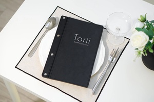 Protège-menu DIVRIS DRL-115B en cuir PU noir pour restaurants et hôtels – Couleur et taille personnalisables, capacité multi-pages - Product Image 4