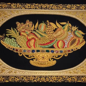 Zari bordado florero diseño colgante de pared bordado a mano joya Zari tela de algodón para decoración del hogar ecológica extraíble - Product Image 1