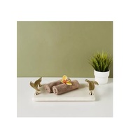 Plateau en marbre rectangulaire avec poignées dorées Décoration d'intérieur Vente à chaud Plateau de service en marbre décoratif à bord doré au meilleur prix