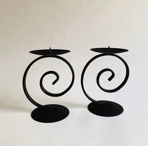 Portavelas de hierro forjado con gran acabado antiguo con elegantes detalles barrocos y arte de inspiración europea finamente esculpido - Product Image 1