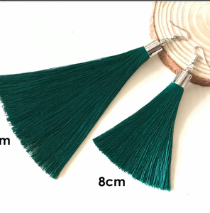 ต่างหูพู่ห้อยประดับขอบ "จากมือของเราถึงมือคุณ" - สีทอง - แบบยาว - Product Image 2
