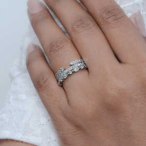 แหวนแต่งงานแบบสามแถวทำจากทองคำบริสุทธิ์18K 22K ประดับเพชรวงครึ่งขอบโอเอ็ม - Product Image 5