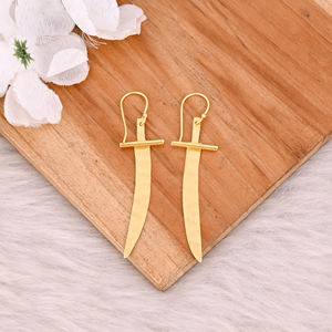 Or jaune plaqué laiton épée martelé Designer boucles d'oreilles minimaliste boucle d'oreille mode bijoux cadeau pour elle bijoux à la mode - Product Image 2