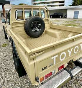 Pick-up double cabine 4x4 LC79 d'occasion 2024 4.1-6L Transmission automatique Toit ouvrant panoramique Phares LED 1-25k - Product Image 2