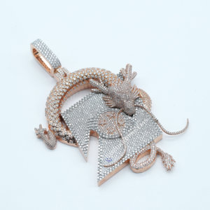 สำรวจจี้ฮิปฮอปปาร์ตี้สุดพิเศษของเราสำหรับผู้ชายที่ทำจากเงินสเตอริง925และประดับด้วยเพชรโมอิสซาไนต์ - Product Image 1