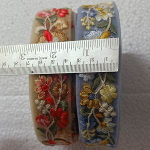 Cintas bordadas a máquina hechas a medida en diseños florales y en dos colores para vestidos de novia en 1 pulgada de ancho en tela de red. - Product Image 2