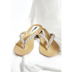 Material de alta calidad Sofisticada comodidad plana doble hoja elegante sandalia con malla de diamantes de imitación - Product Image 1