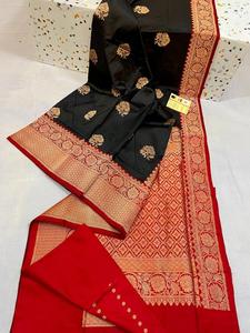 Fabriqué sur mesure en or clair et bordure rouge brocart saris en soie disponible avec certification pure soie à vendre par le créateur de vêtements - Product Image 2