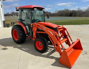 Tracteur agricole compact Kubota LA514 en bon état avec chargeur frontal, transmission par engrenages 4x4, cabine fermée, utilisation agricole, surveillance à distance - Product Image 3