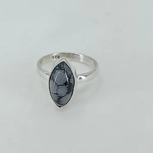 Anillo de Obsidiana Marquise con Diseño Incrustado de Copo de Nieve, Hecho a Mano por Navya Craft, Plata de Ley 925, Tallas 4-13, Obsidiana de Copo de Nieve Única - Product Image 2