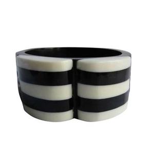 Pulsera de resina hecha a mano para mujer, brazalete de resina negro y negro, diseño de resina, pieza a bajo precio - Product Image 1