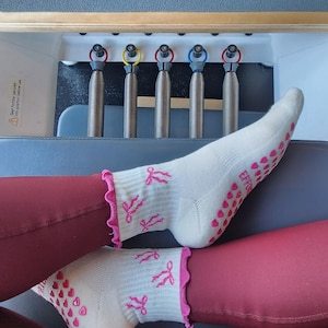 Chaussettes antidérapantes JZVINA pour femmes, à volants, motif jacquard, respirantes, sans coutures, pour Pilates, Yoga, Barre, Reformer, service OEM - Product Image 5