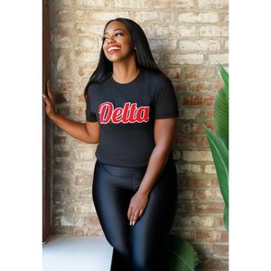 T-shirt brodé en chenille Delta noir Vêtements de sororité en coton de qualité supérieure DST Vêtements grecs T-shirt décontracté à lettre rouge - Product Image 4
