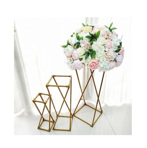 Juego de 3 Centros de Mesa de Metal Hechos a Mano en Color Dorado, de Diferentes Tamaños y Formas Personalizadas, para Uso en Interiores y Exteriores - Product Image 1