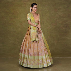 ชุดเลเฮนกาผ้าไหมบานาราซีที่ได้แรงบันดาลใจจากมรดก พร้อมการทอแบบรอยัลแฮนด์ลูม ชุดอินเดียที่สง่างามสำหรับเจ้าสาวและการแต่งกายในงานเทศกาล - Product Image 2