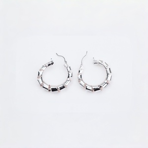 Orecchini a Cerchio Intrecciati in Argento alla Moda per Donne, Orecchini Geometrici Minimalisti - Product Image 2