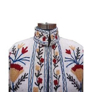 Chaqueta acolchada hecha a mano para mujer con bordado Suzani Abrigo corto de otoño relleno de algodón con diseño de logotipo tejido - Product Image 3