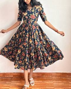 Robe maxi en coton parfaite pour l'été avec imprimé floral, élégante pour les soirées, fabriquée avec des matériaux recyclés - Product Image 6