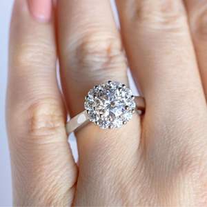 Anillo de Compromiso con Halo de Forma Floral y Corte Redondo con Diamante Cultivado en Laboratorio en Oro Blanco o Oro Rosa para Mujer - Product Image 4