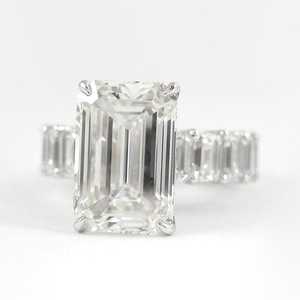 Anillo de compromiso de moissanita de oro blanco hecho a mano más vendido, piedra moissanita y ajuste clásico para mujer disponible para la venta - Product Image 2