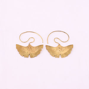 Pendientes de Botón Elegantes con Alas de Latón Chapados en Oro, Modernos y a la Moda - Product Image 1