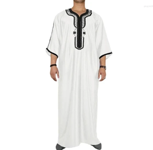 Designer blanc haute qualité arabe islamique vêtements ethniques hommes Thawb Jubba manches courtes ethnique Thobes couleur unie en gros - Product Image 1