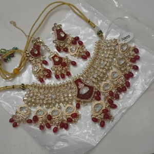 Collier ras du cou Kundan de mariée et boucles d'oreilles Jhumka serties de perles rouges diamants américains idéales pour les mariages et les vêtements de fête - Product Image 1