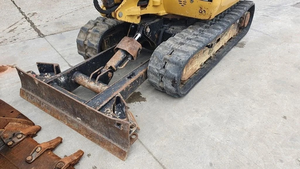 Miniexcavadora CAT 302.2D usada de 2.1 toneladas con 4 cucharones, excavadora hidráulica compacta para proyectos de paisajismo y servicios públicos en venta - Product Image 3