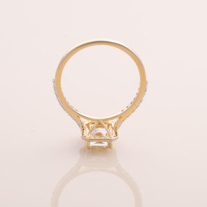 Anillo de oro amarillo, blanco y rosa de 18 quilates con halo de diamantes amarillos de corte esmeralda de 1.5 quilates y tallo dividido - Product Image 5