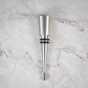 Bouchon de bouteille de vin de Noël 'Marquise' à profil fin, corps en acier inoxydable brossé conique long, exsudant une touche moderne et élégante - Product Image 1