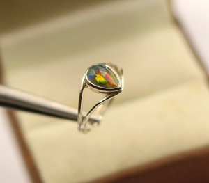 แหวนเงินแท้ 925 ชุบโรเดียม ประดับพลอยโอปอลดำธรรมชาติจากเอธิโอเปีย ดีไซน์คลาสสิกสำหรับผู้หญิง - Product Image 2