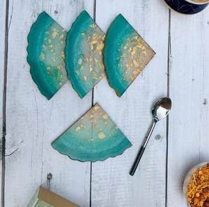 Haute qualité 4 pièces classique vert or flocons résine sous-verres triangulaires 10-14 cm accessoires de Table pour thé café Chai tapis et tampons - Product Image 5