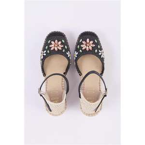 Alpargata cerrada con punta en cuña - Product Image 4