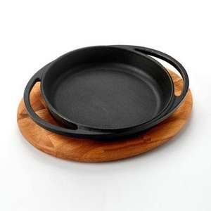 Plateau de grésillement en fonte robuste avec planche en bois massif pour griller les repas au barbecue présentation d'aliments chauds à usage professionnel - Product Image 6