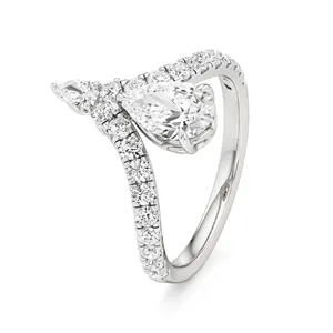 แหวนเพชรเมห์นา - แหวนหมั้นเพชรเม็ดเดี่ยวทองคำ 18K ดีไซน์หรูหรา - Product Image 1
