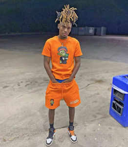 Conjunto de 2 piezas de camisetas y pantalones cortos de manga corta de estilo callejero con serigrafía de logotipo personalizado, conjunto de pantalones cortos de verano con expresión sonriente para hombre - Product Image 2