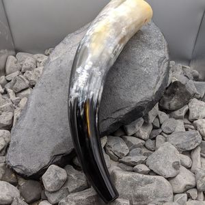 Taza de cerámica de cuerno vikingo festivo hecho a mano para hidromiel y cerveza para fiestas navideñas y alegrías navideñas - Product Image 3