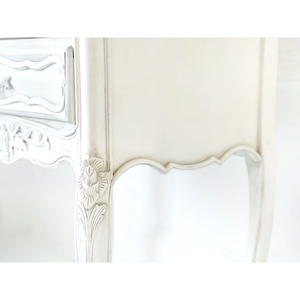 โต๊ะข้างเตียงไม้เนื้อแข็งหรูหราสไตล์ฝรั่งเศส Nayra Velvet - Product Image 3