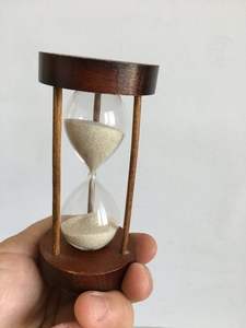 Sablier en bois d'inspiration antique avec cadre en chêne durable, tubes en verre transparent, sable qui coule et style minimaliste - Product Image 3