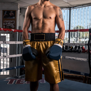 Pantalones cortos de boxeo personalizados hechos en fábrica amarillos 100% poliéster hasta la rodilla con pretina elástica y rayas laterales - Product Image 4