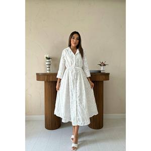 Robe blanche brodée avec ceinture à nouer - Blanc - Product Image 1
