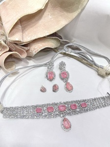 Exquisito conjunto de gargantilla de piedra con acabado plateado, joyería de diseñador con pendientes para mujer, para colección tradicional y de fiesta - Product Image 5