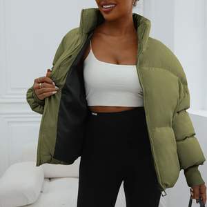 Veste bouffante à capuche automne/hiver pour femmes de haute qualité avec logo personnalisable Design matelassé prix de gros Service OEM - Product Image 4