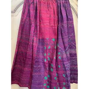 FOLKLORE 144 - Falda Cruzada de Seda Suave con Estampado Bandhani, Color Rosa Intenso, Corta, de Mezclilla, Tejido de Chifón, para el Trabajo - Product Image 1